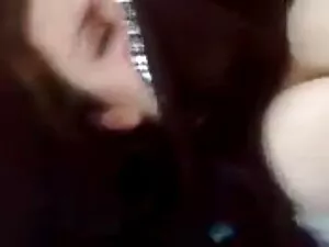Ragazzo scopa una gi ...