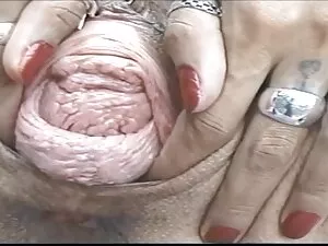 Donna inginocchiata  ...