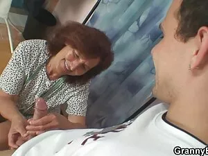 Bruna ragazza piena  ...