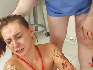 Una giovane ragazza, ...