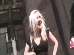 Una giovane ragazza, ...