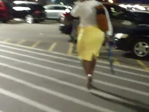 Ragazza pissing in c ...